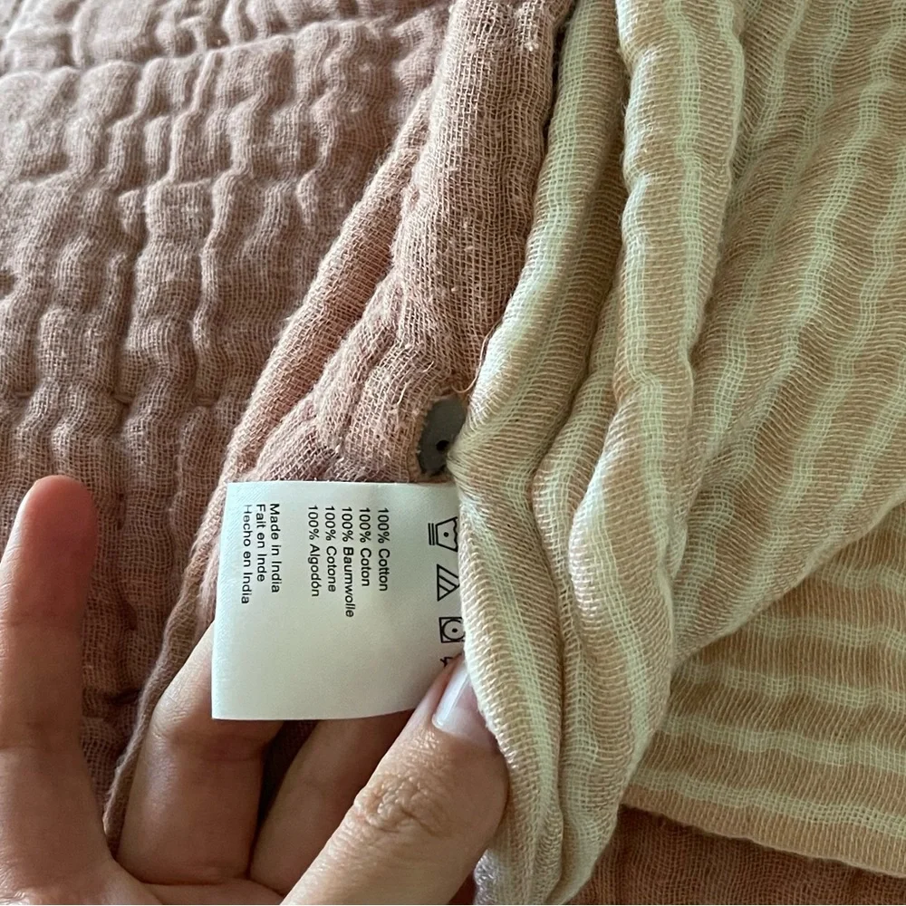 Anthropologie Airy Gauze Reversible Quilt with 2 standard shams FULL